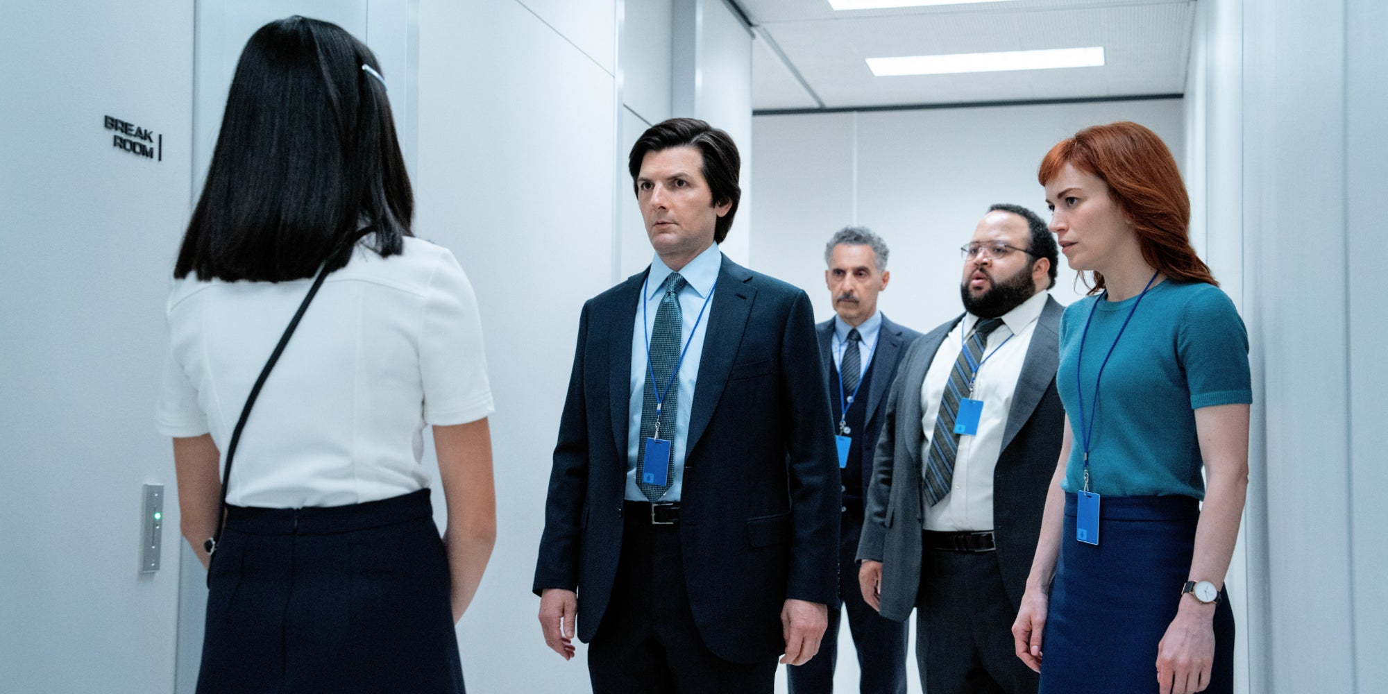 Sarah Bock, Adam Scott, John Turturro, Zach Cherry et Britt Lower dans ''Severance'', à voir sur Apple TV+.