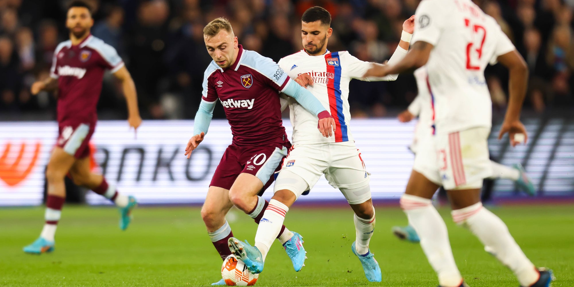 Les joueurs de West Ham et Lyon à la lutte lors du quart de finale aller en Ligue Europa, le 7 avril 2022 au London Stadium, Londres