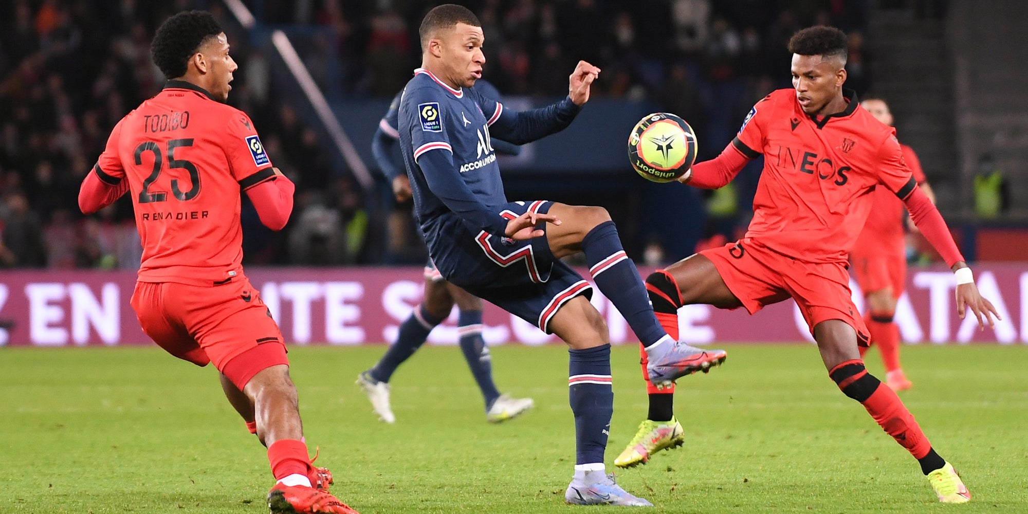 Mbappé face à Boudaoui et Todibo lors du match de Ligue 1 entre le PSG et Nice, le 1er décembre 2021 au Parc des Princes