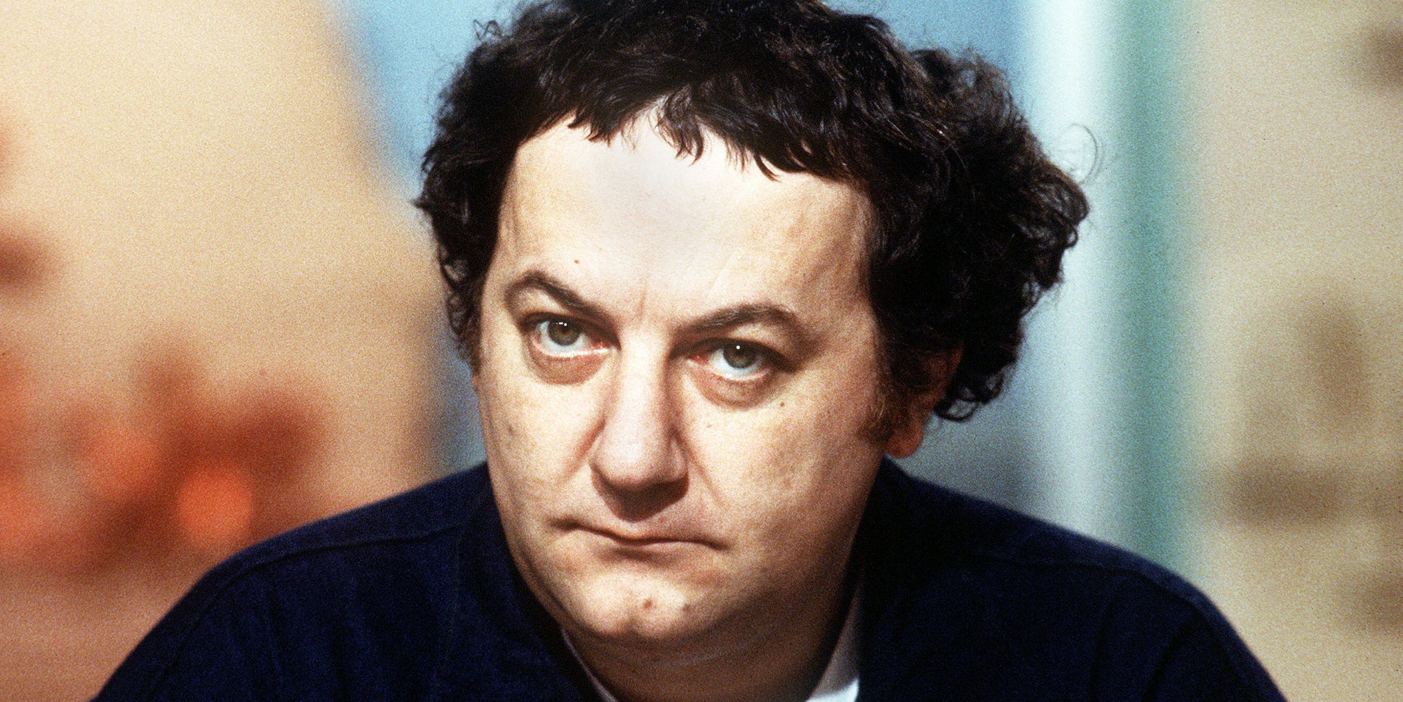 L’humoriste et comédien Coluche, fondateur des Restos du Coeur et des Enfoirés, sur le plateau du journal télévisé d’Antenne 2 le 13 octobre 1980.