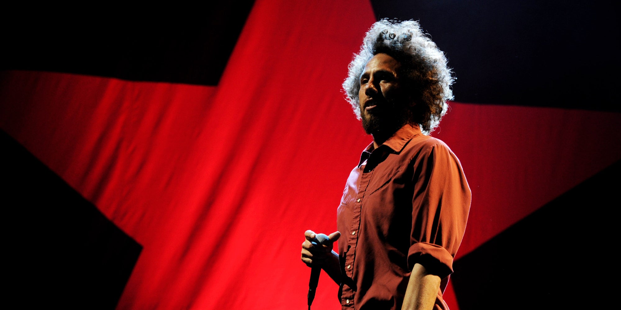 Zack de la Rocha, le chanteur de Rage Against the Machine, sur scène à Los Angeles, le 30 juillet 2011.