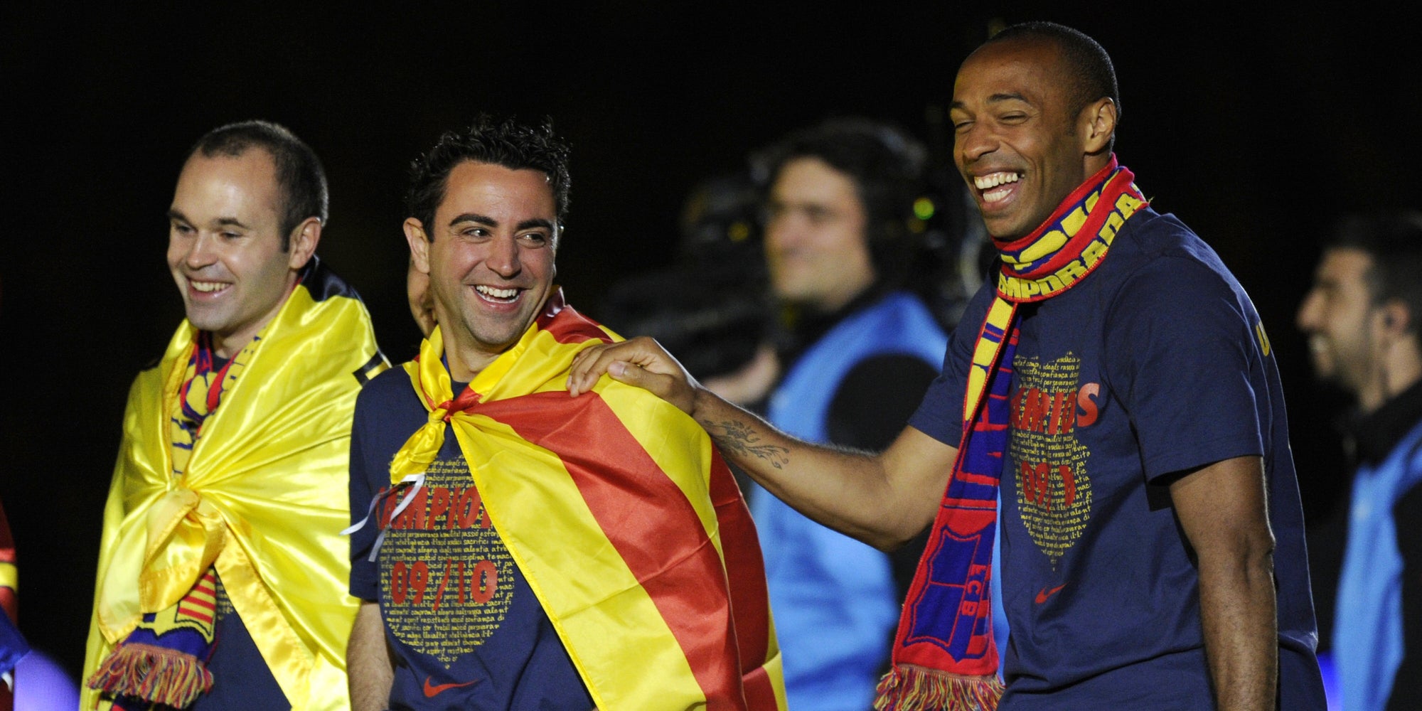Thierry Henry avec Xavi et Iniesta lors de la célébration du titre de champions d'Espagne à Barcelone, le 16 mai 2010.