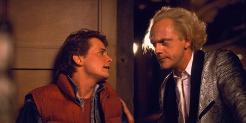 Les créateurs de ''Cobra Kai'' (Josh Heald, Jon Hurwitz et Hayden Schlossberg) parlent de travailler sur une série ''Retour Vers le Futur''.