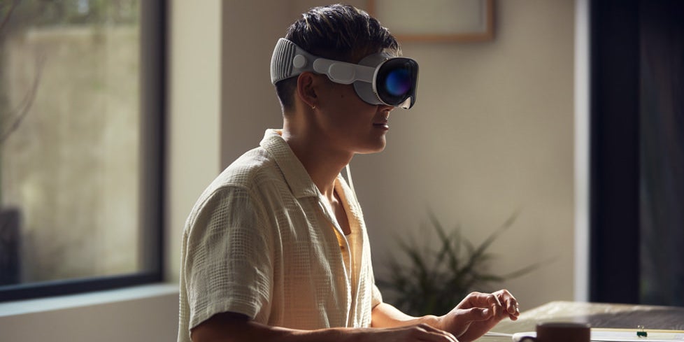 Baptisé Vision Pro, le premier casque de réalité mixte d'Apple promet d'offrir des expériences inédites au travail et à la maison.