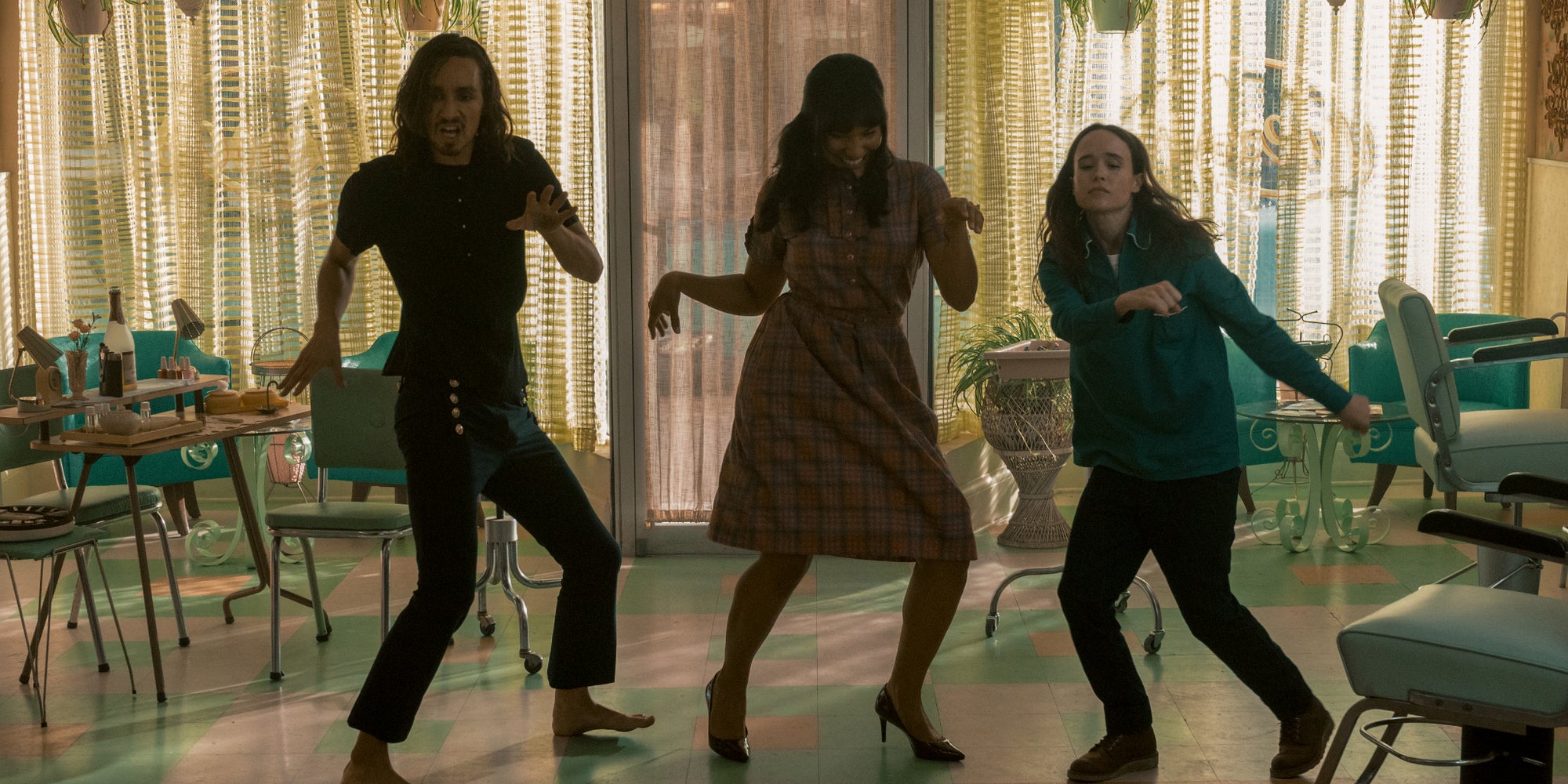 Klaus (Robert Sheehan), Allison (Emmy Raver-Lampman) et Vanya (Ellen Page) s'ambiancent dans les 60s pour la saison 2 d'"Umbrella Academy".