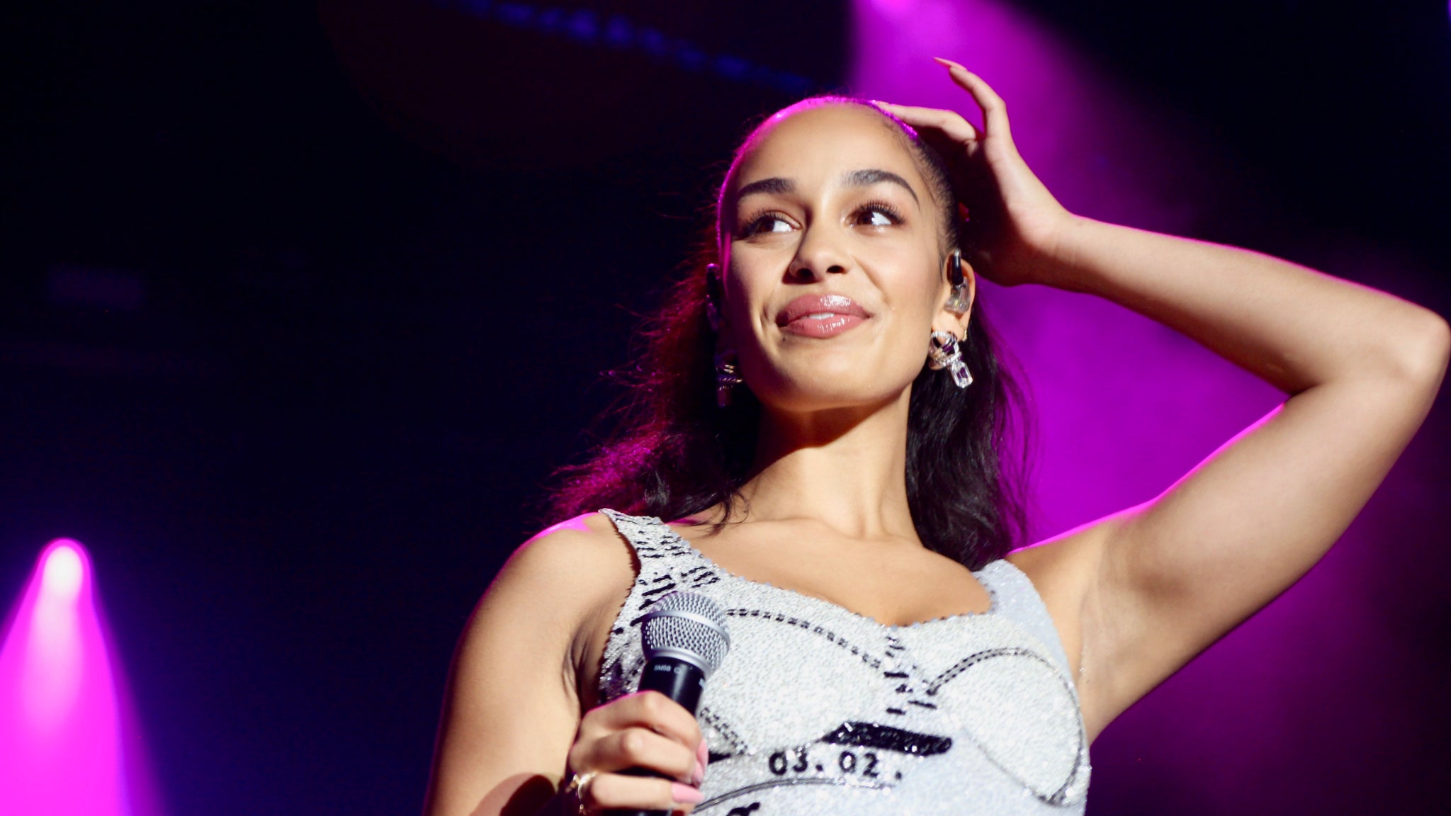 Le public a totalement succombé au charme de Jorja Smith, qui le lui rend bien sur la Grande Scène ce samedi soir.