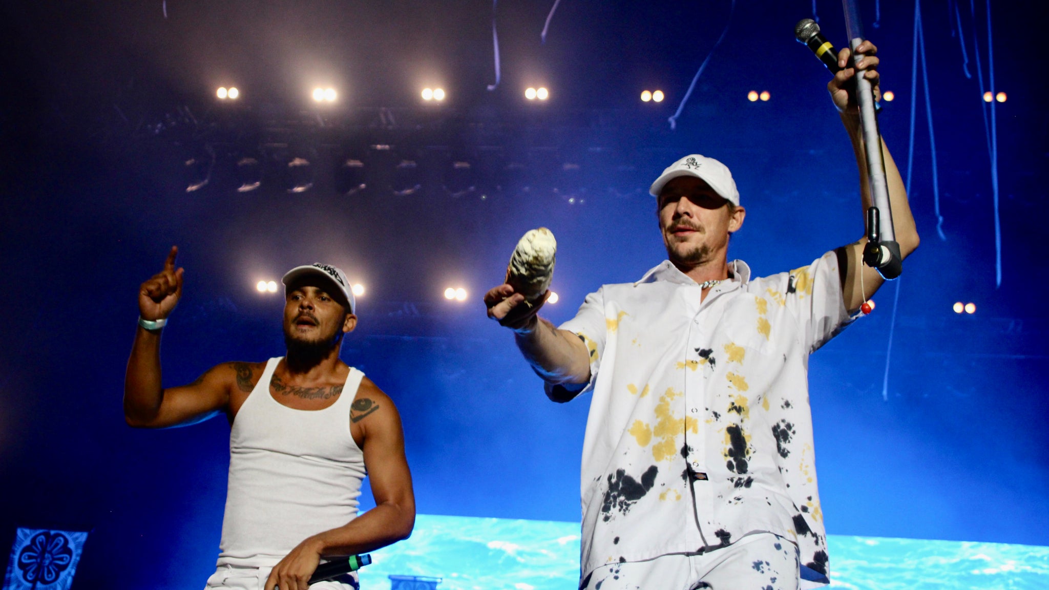 On ne rêve pas, c'est bien un authentique sauciflard que le DJ s'apprête à jeter dans la foule ?