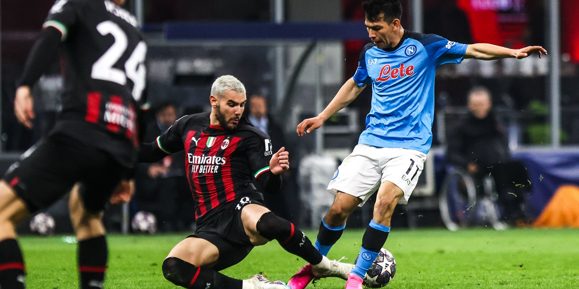Théo Hernandez (AC Milan) et Hirving Lozano (Napoli) lors du quart de finale aller de Ligue des Champions à San Siro le 12 avril 2023 