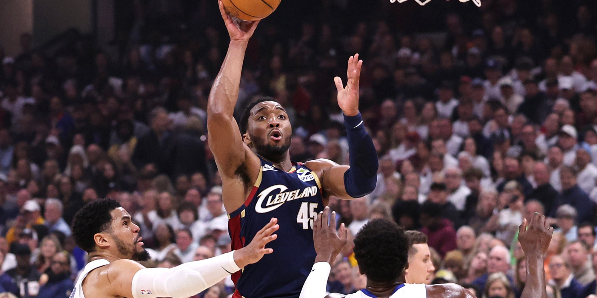 Donovan Mitchell des Cleveland Cavaliers au tir face à Tobias Harris et Paul Reed des Detroit Pistons à Cleveland, le 11 mai 2026.