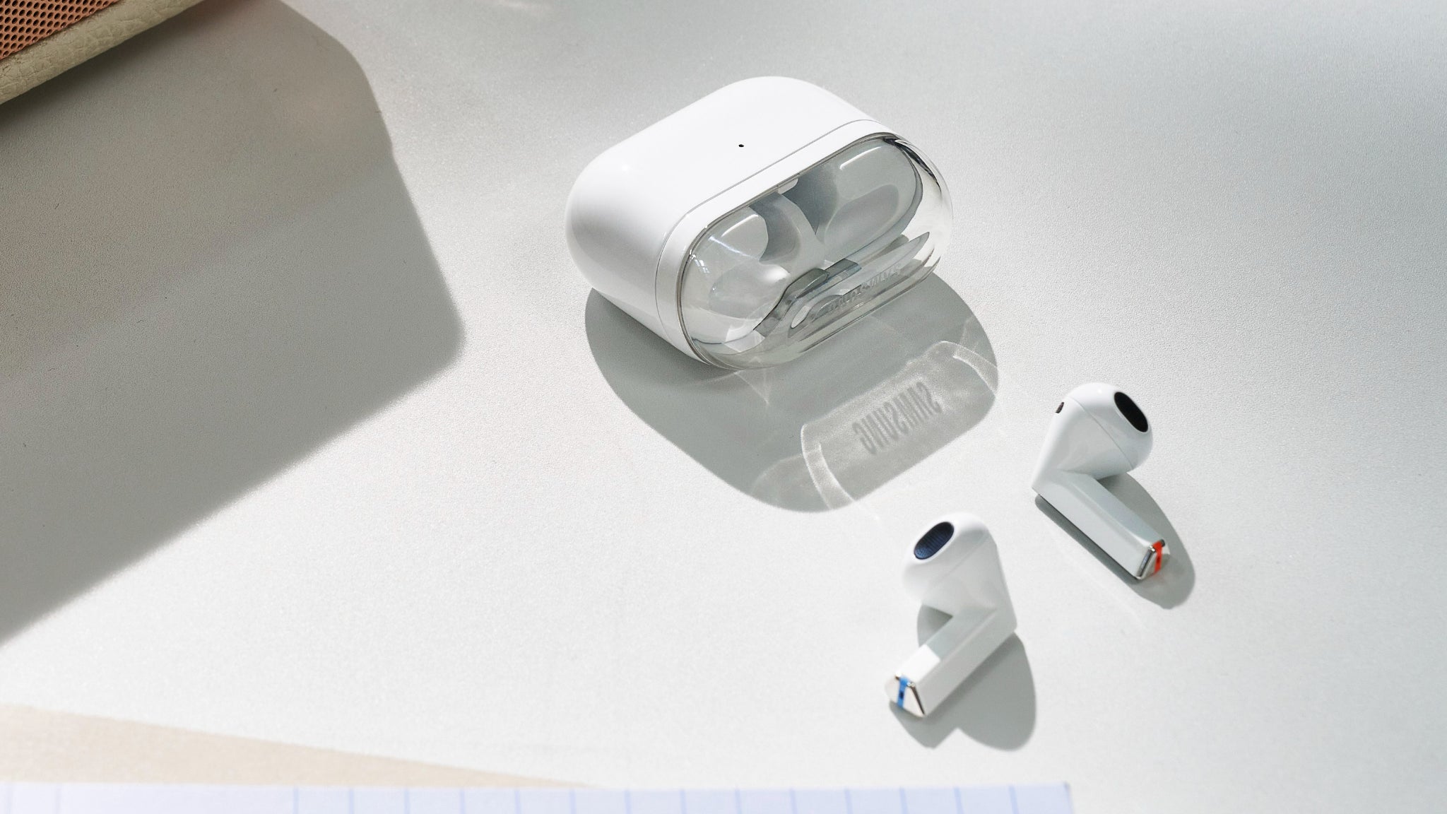 Les Samsung Galaxy Buds3 et leur boîtier, dans leur coloris blanc. Les Samsung Galaxy Buds3 et leur boîtier, dans leur coloris blanc.