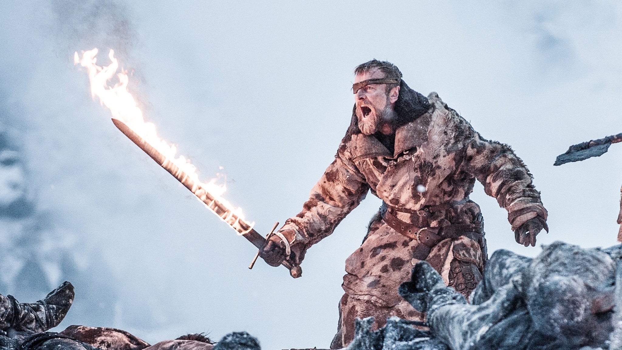 Beric Dondarrion (Richard Dormer) et son épée enflammée, en partie similaire à celle de la légende d’Azor Ahai. Beric Dondarrion (Richard Dormer) et son épée enflammée, en partie similaire à celle de la légende d’Azor Ahai.