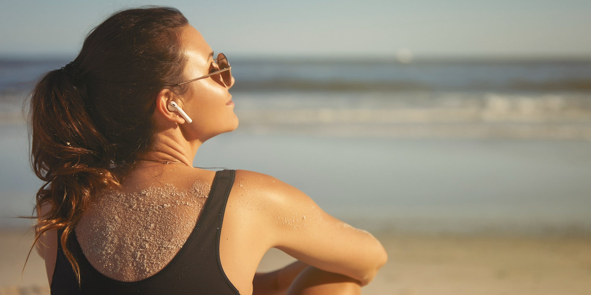 Les écouteurs sont un moyen idéal de profiter de la plage avec l'ambiance sonore de votre choix, mais peuvent-ils vous accompagner dans l'eau ?