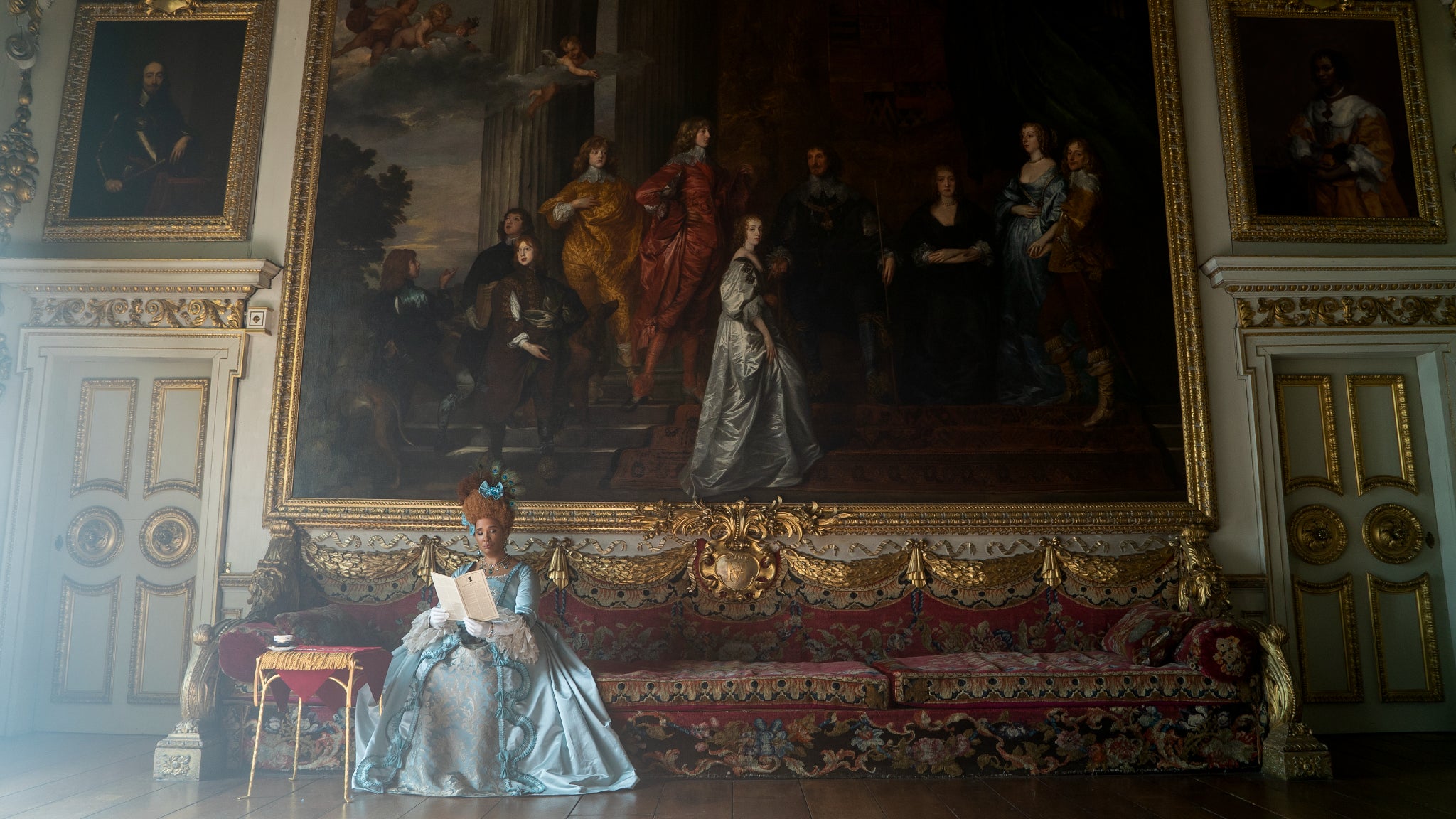 La Reine Charlotte d'Angleterre adore lire La Gazette de Lady Whistledown dans La Chronique des Bridgerton