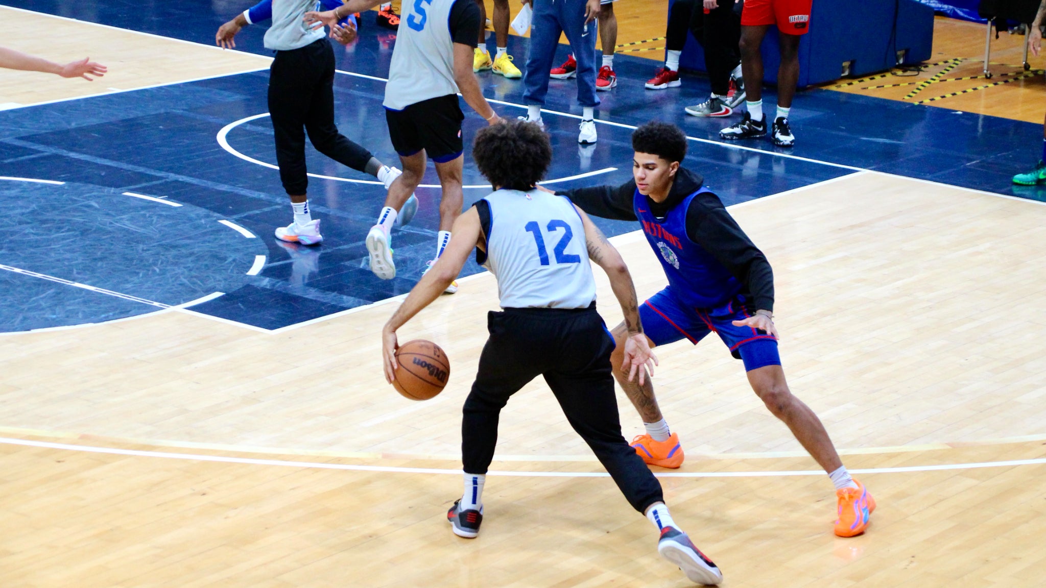 Killian Hayes et ses coéquipiers des Detroit Pistons à l'entraînement, au Palais des Sports Marcel-Cerdan de Levallois, le 18 janvier 2023.