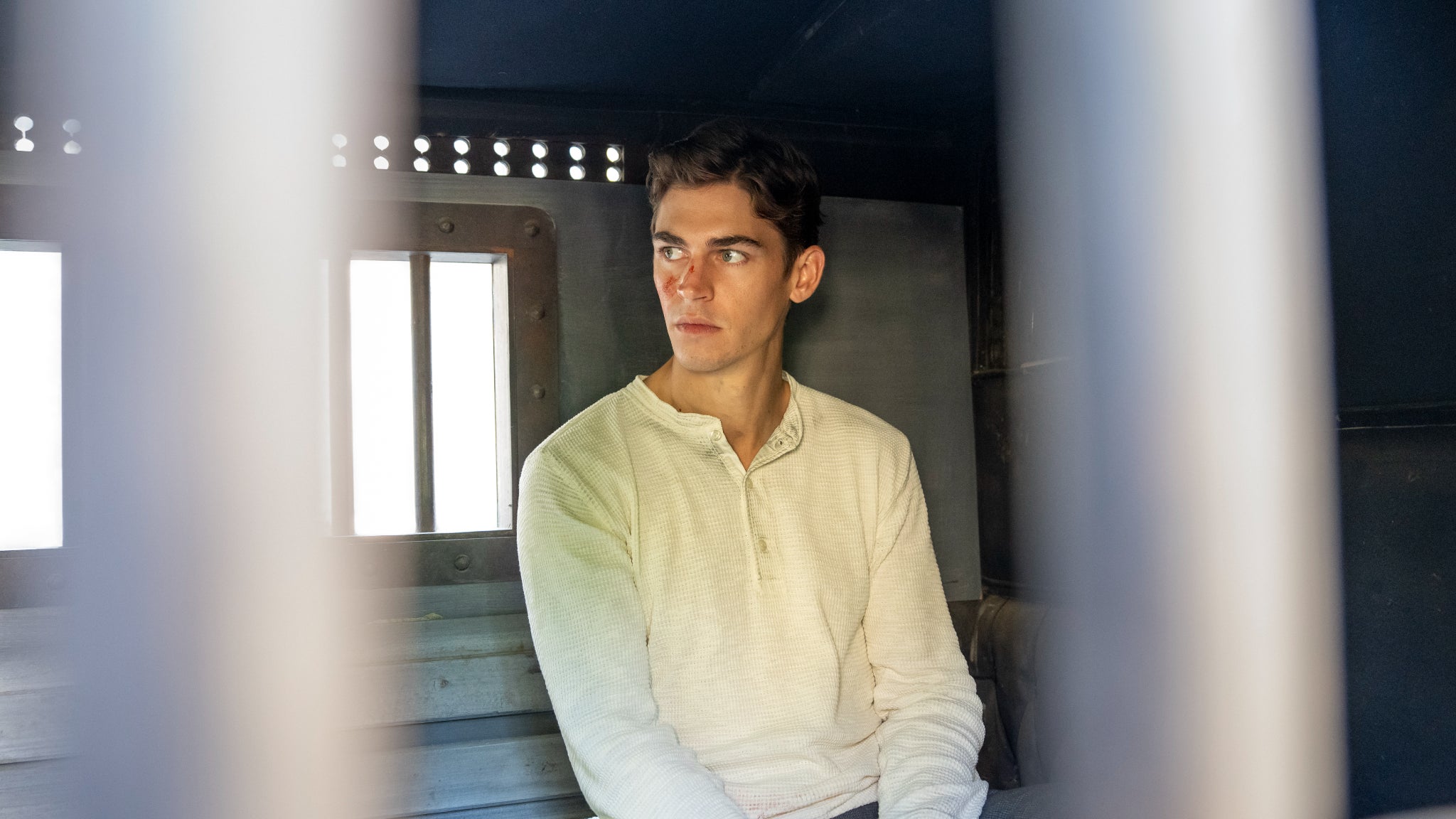 Hero Fiennes-Tiffin incarne Sherlock Holmes dans ''Young Sherlock''.