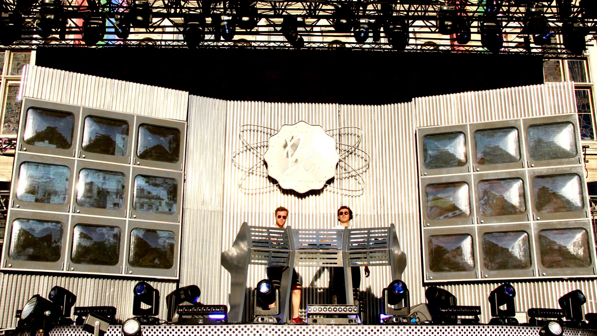 Le collectif Bon Entendeur, représenté par Arnaud et Pierre, a bien ambiancé la foule sur le Parvis.