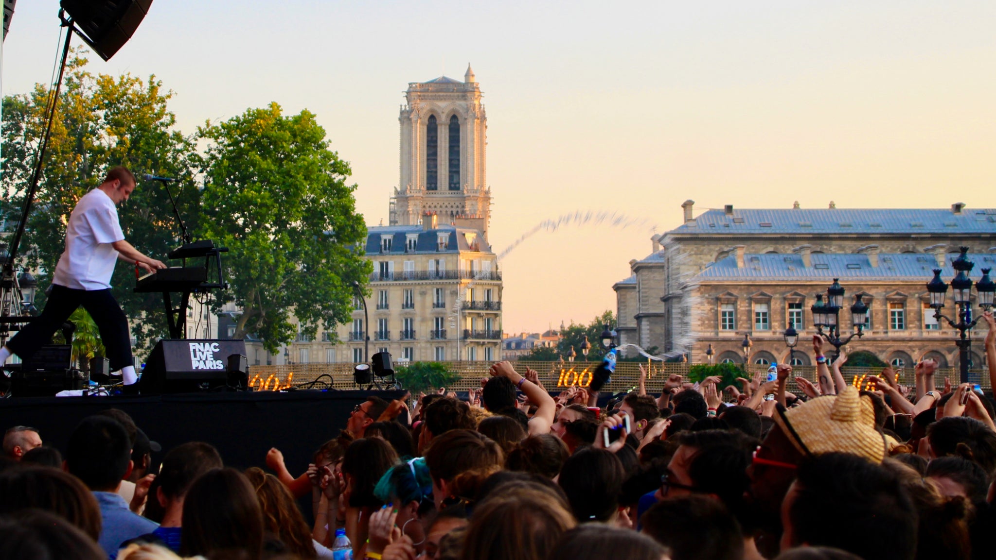 Le public a résisté à la chaleur pour découvrir le set de Hervé.