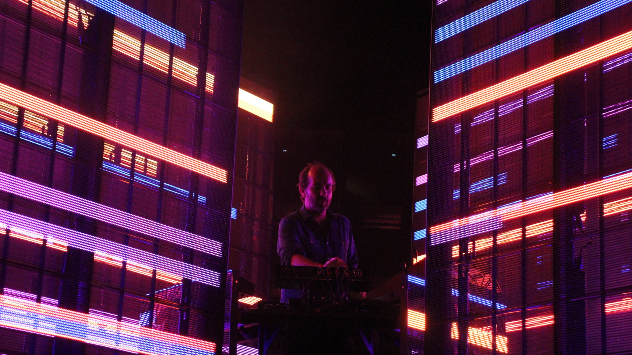 On le voit à peine derrière son installation lumineuse... Mais c'est là tout l'objectif d'Étienne de Crécy, qui voit la scène comme une véritable performance artistique.