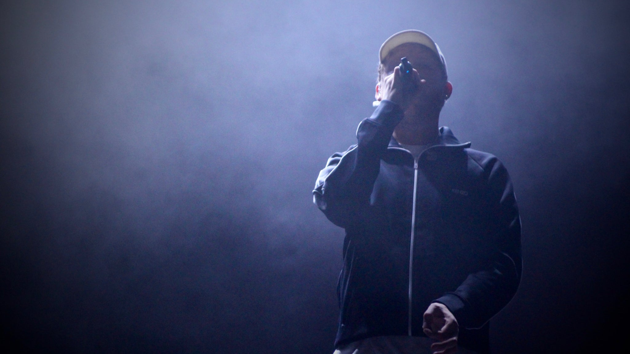Dans le noir, caché sous sa casquette et les flashs des stroboscopes, Eddy de Pretto se dévoile comme jamais.