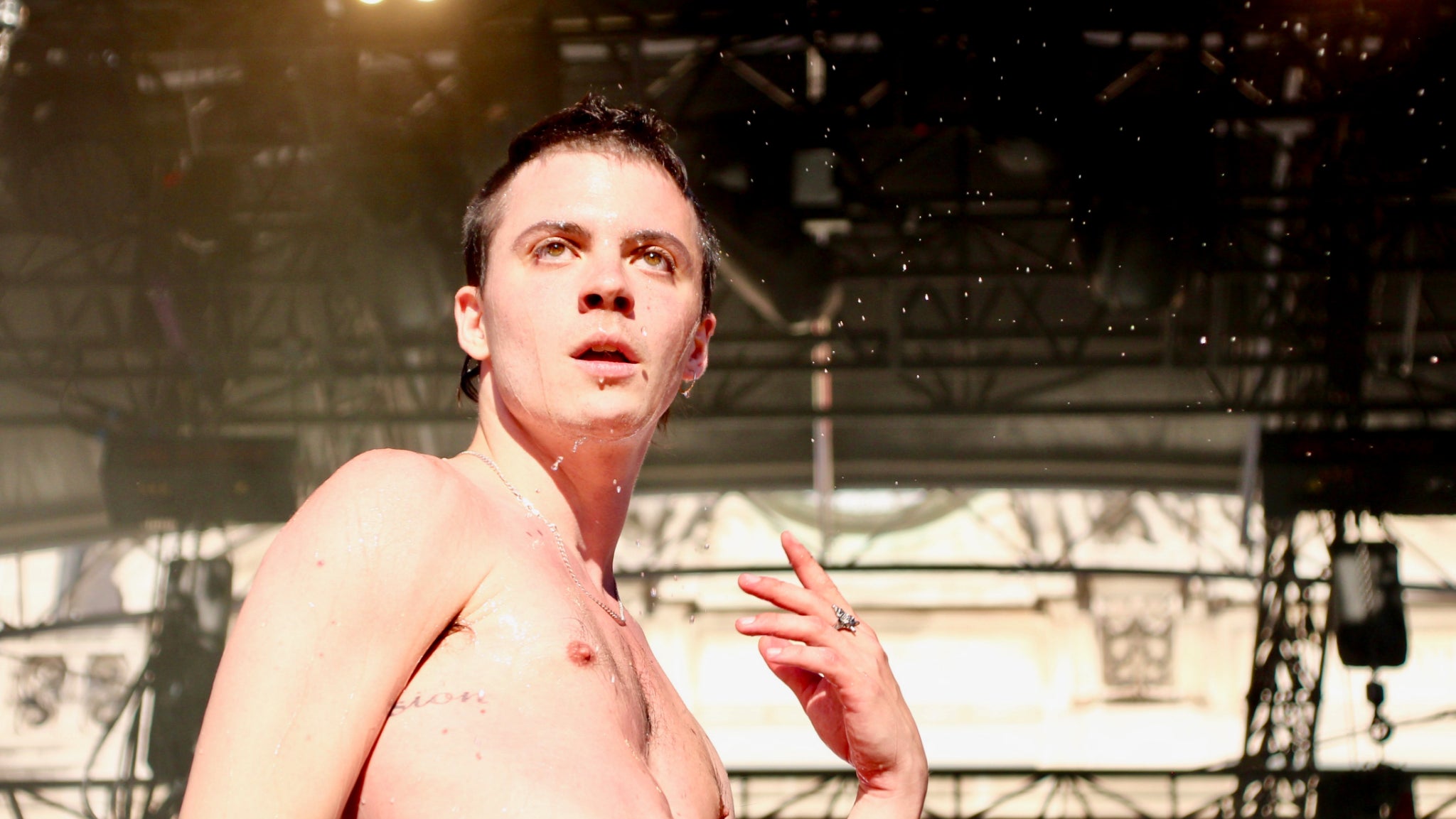 Les festivaliers ont vécu un moment totalement WTF avec la prestation de Nelson Beer. Les festivaliers ont vécu un moment totalement WTF avec la prestation de Nelson Beer.