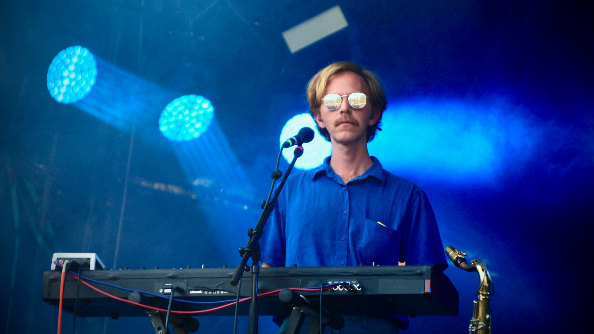 Javier Morales alterne entre clavier et saxophone dans Deerhunter