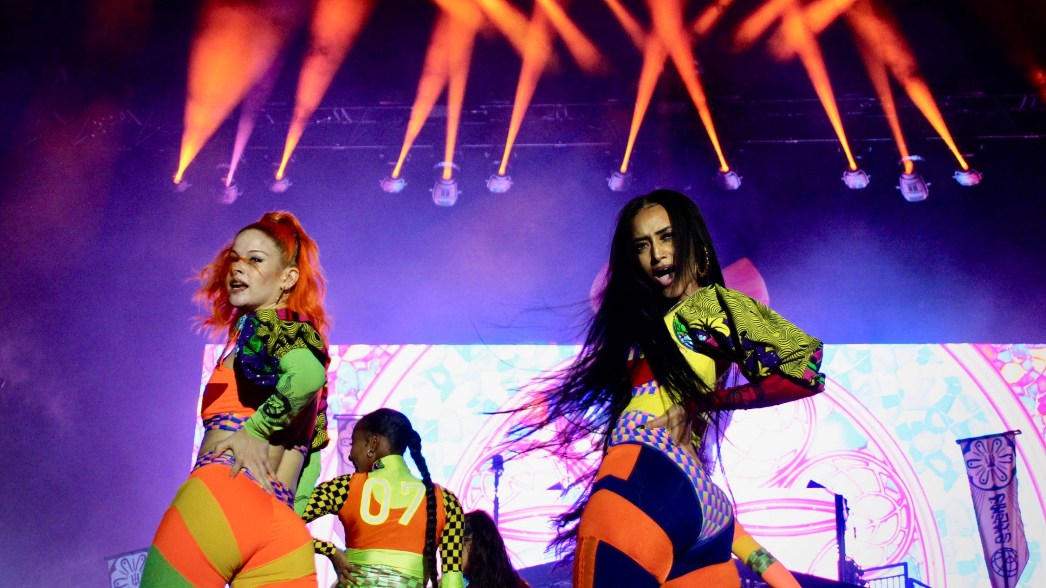Parmi les fumigènes et confettis, une troupe de danseuses survoltées !