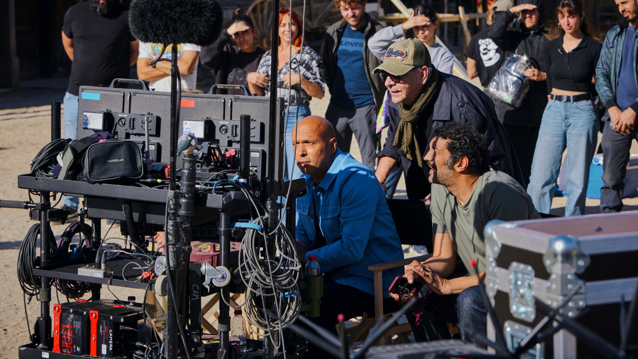 Une photo du vrai/faux tournage de la série "Zorro et Bernardo" dans le prank "Tout simplement fan".