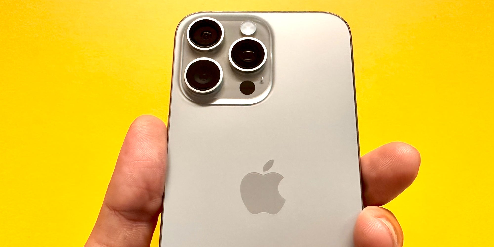 L'iPhone 15 Pro Max dans son coloris "titane naturel".