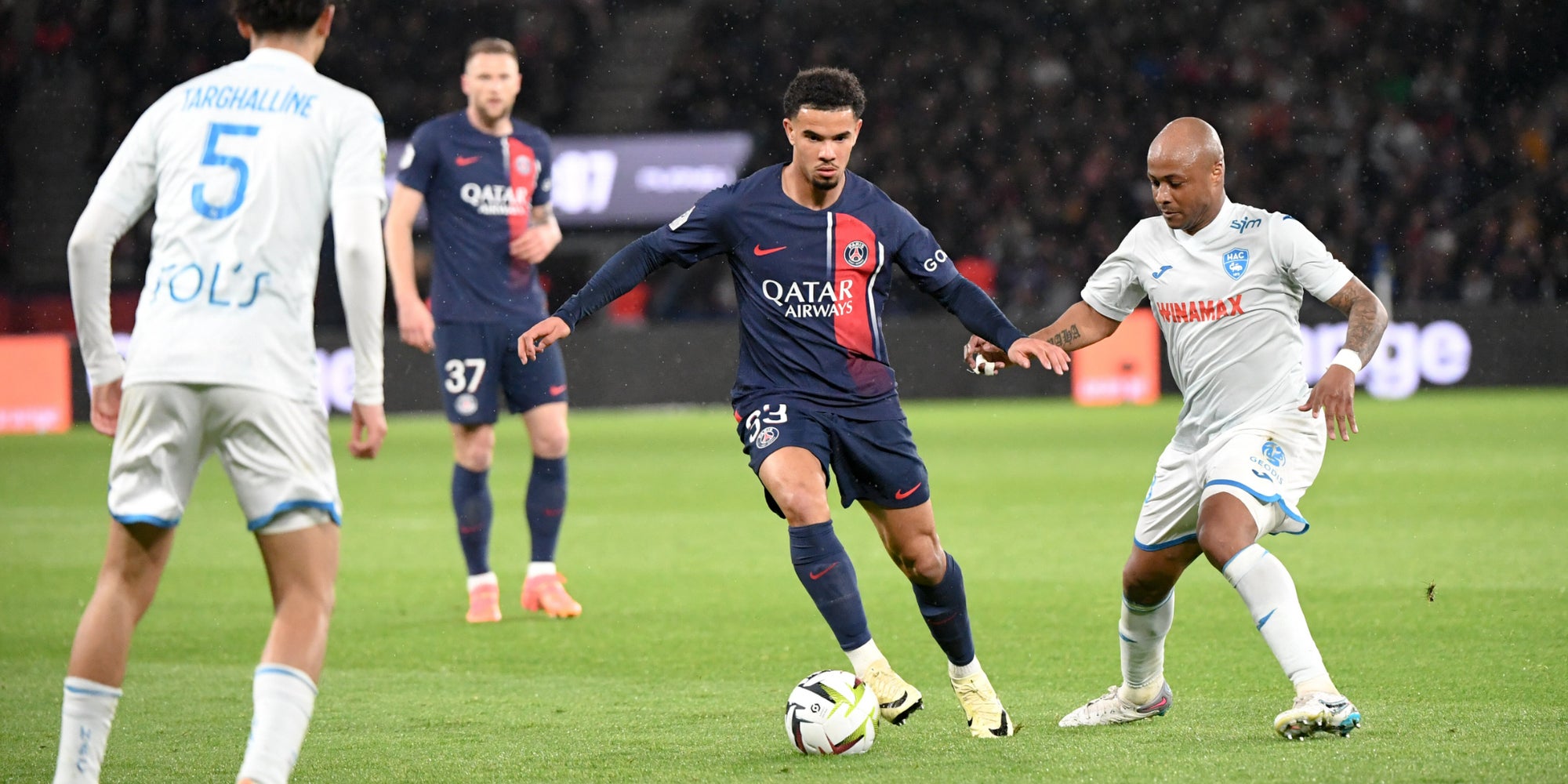 Warren Zaïre-Emery et André Ayew lors du match de Ligue 1 2023/24 entre le PSG et Le Havre, le 27 avril dernier au Parc des Princes.