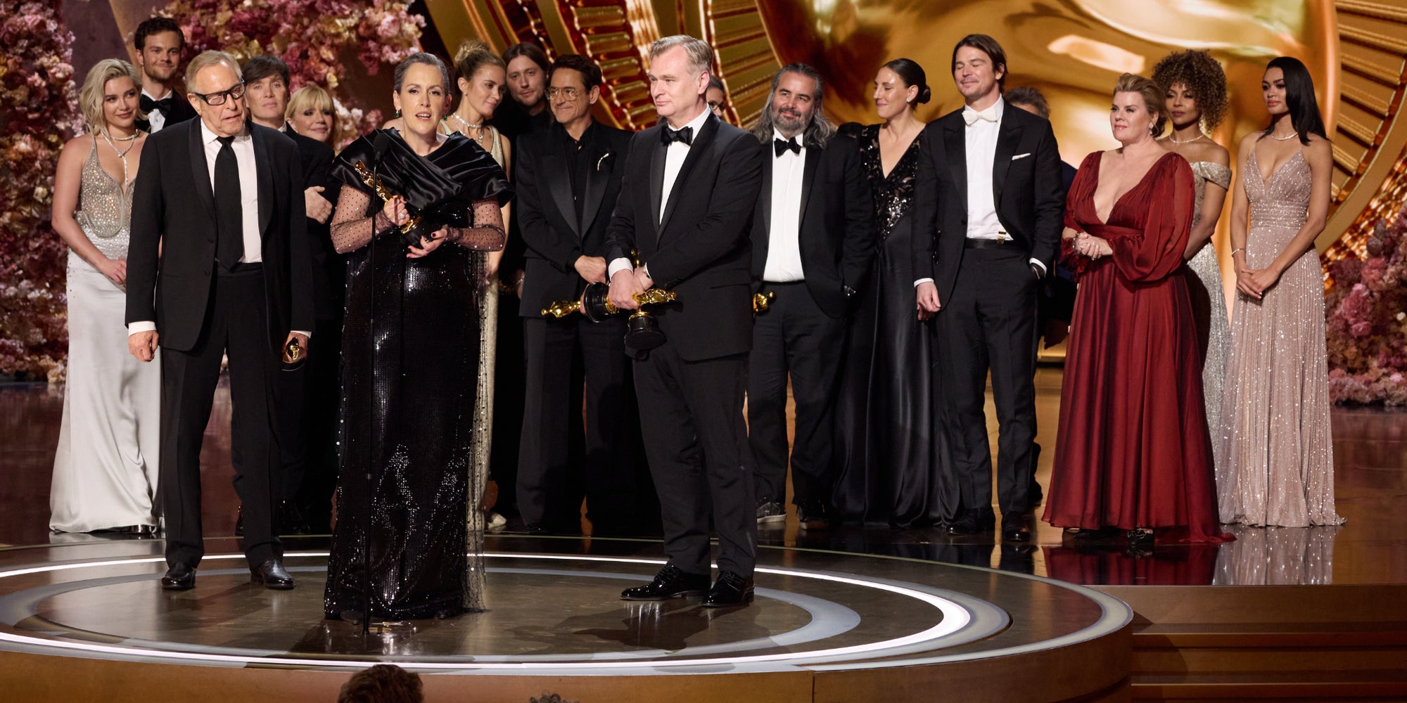 Charles Roven, Emma Thomas et Christopher Nolan lors de la remise de l'Oscar du Meilleur Film durant la 96e cérémonie des Oscars au Théâtre Dolby à Hollywood en mars 2024. 