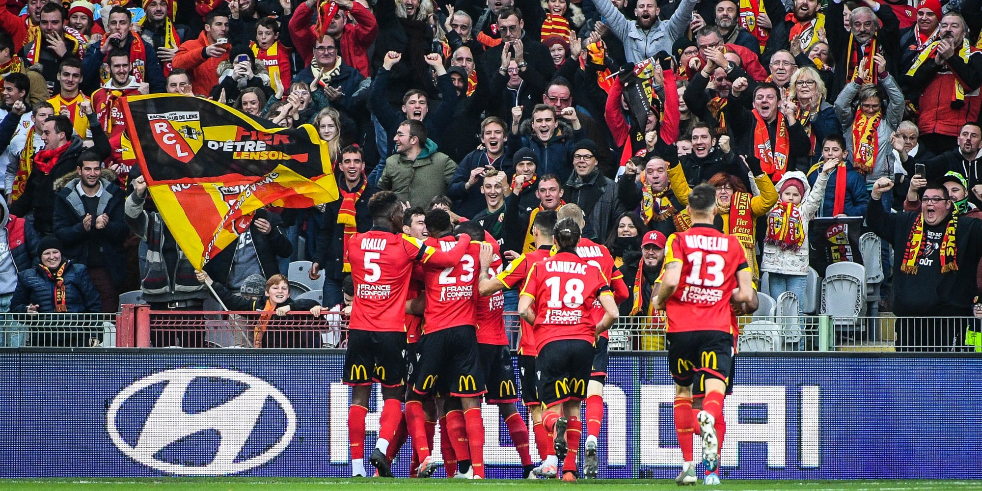 Les joueurs du RC Lens célèbrent un but lors de leur victoire contre Sochaux, le 23 novembre 2019, au stade Félix Bollaert