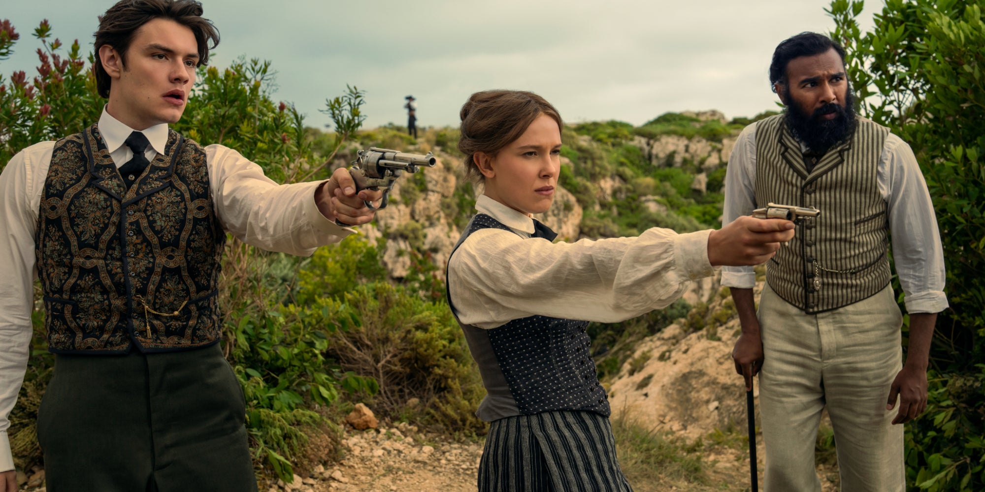 Louis Partridge, Millie Bobby Brown et Himesh Patel dans "Enola Holmes 3", le 1er juillet sur Netflix.