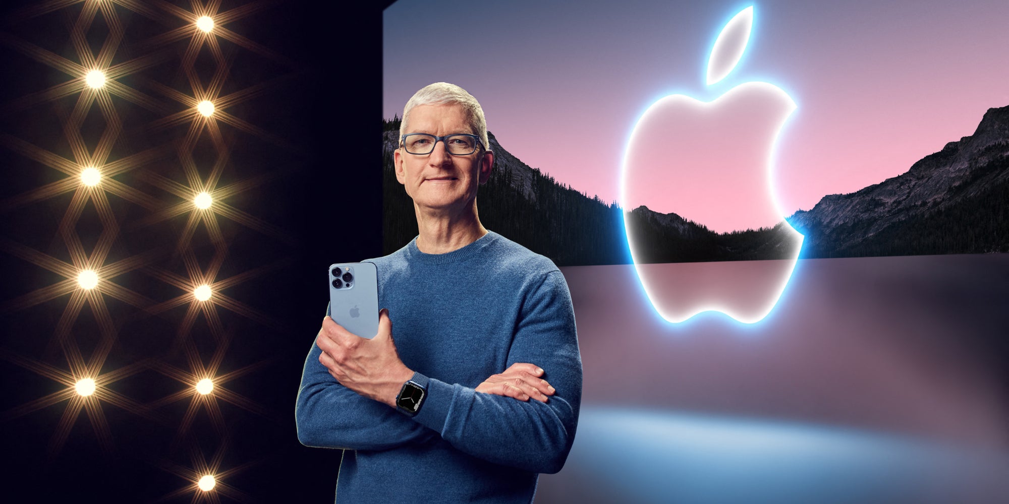 Le patron d'Apple, Tim Cook, arborant l'iPhone 13 Pro et l'Apple Watch Series 7 lors de leur présentation à l'Apple Park, Cupertino, le 14 septembre 2021.