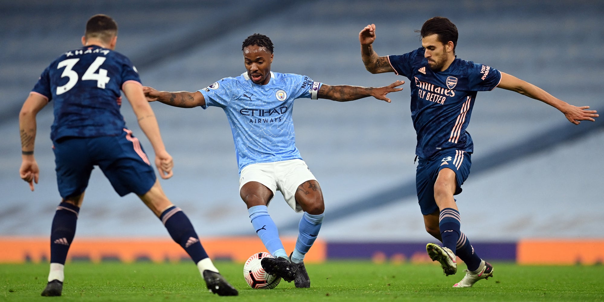 Raheem Sterling entouré de Granit Xhaka et Dani Ceballos lors d'un match Manchester City - Arsenal en Premier League, à Manchester, le 17 octobre 2020.