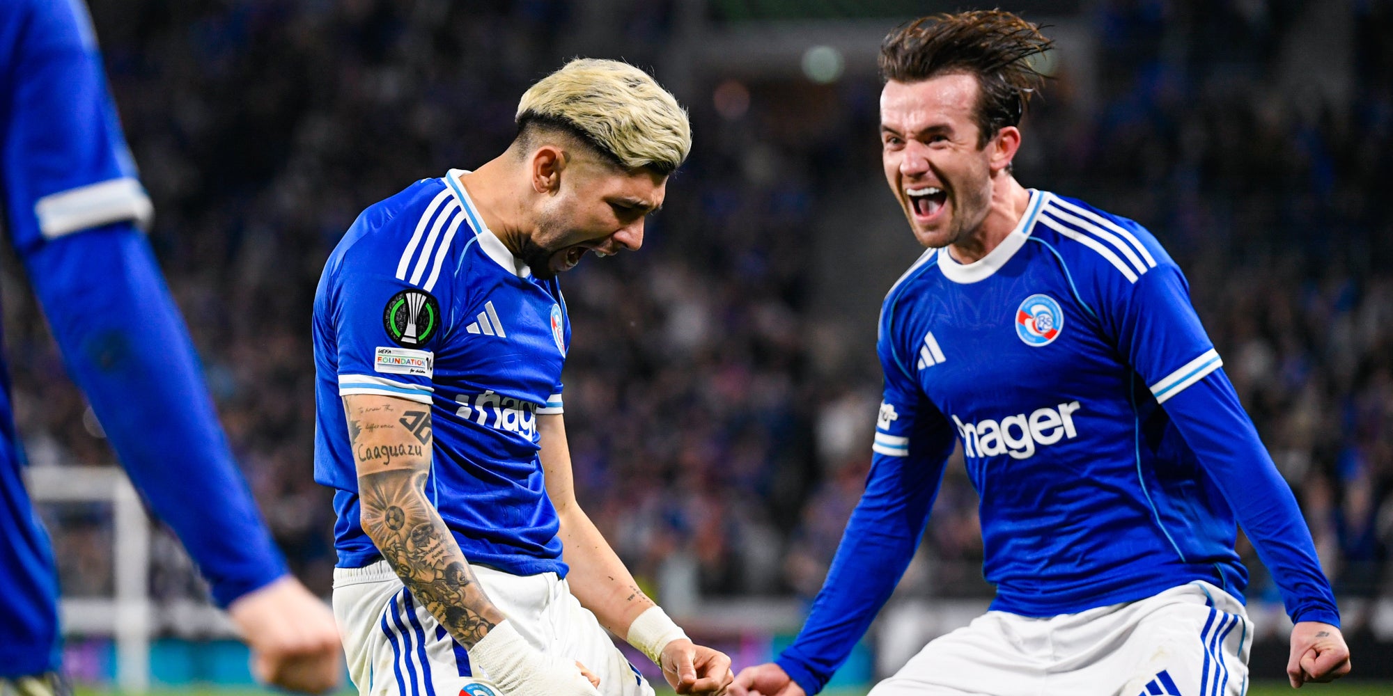 Julio ENCISO et Ben CHILWELL lors du match de Ligue Conférence opposant Strasbourg à Mayence au Stade de la Meinau, le 16 avril 2026 à Strasbourg.