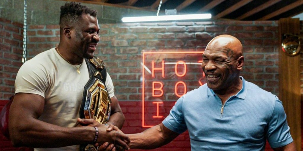 Ngannou et Tyson avant de tourner un nouvel épisode du podcast culte ''Hotboxin' With Mike Tyson''. 