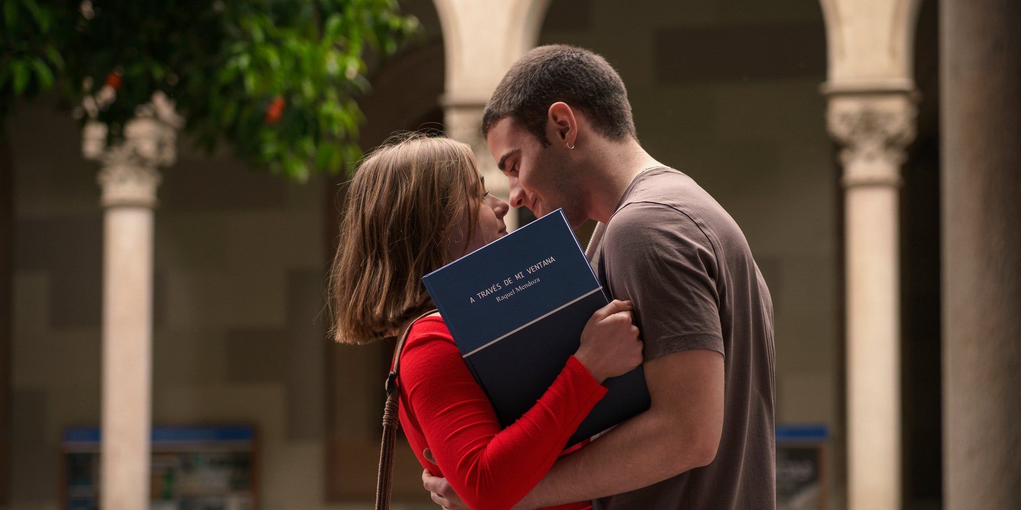 Raquel (Clara Galle) et Ares Hidalgo (Julio Peña Fernández) se retrouvent dans "À travers ma fenêtre : l’amour pour horizon", disponible sur Netflix.