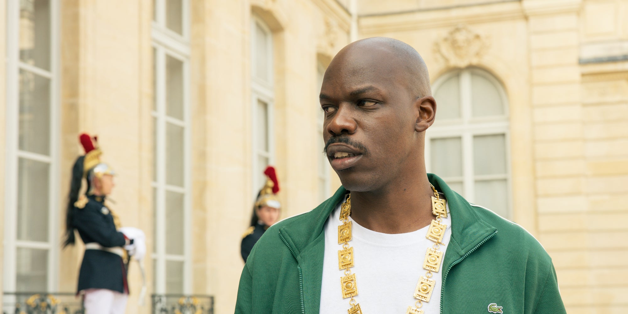 Jean-Pascal Zadi dans la série ''En Place''.