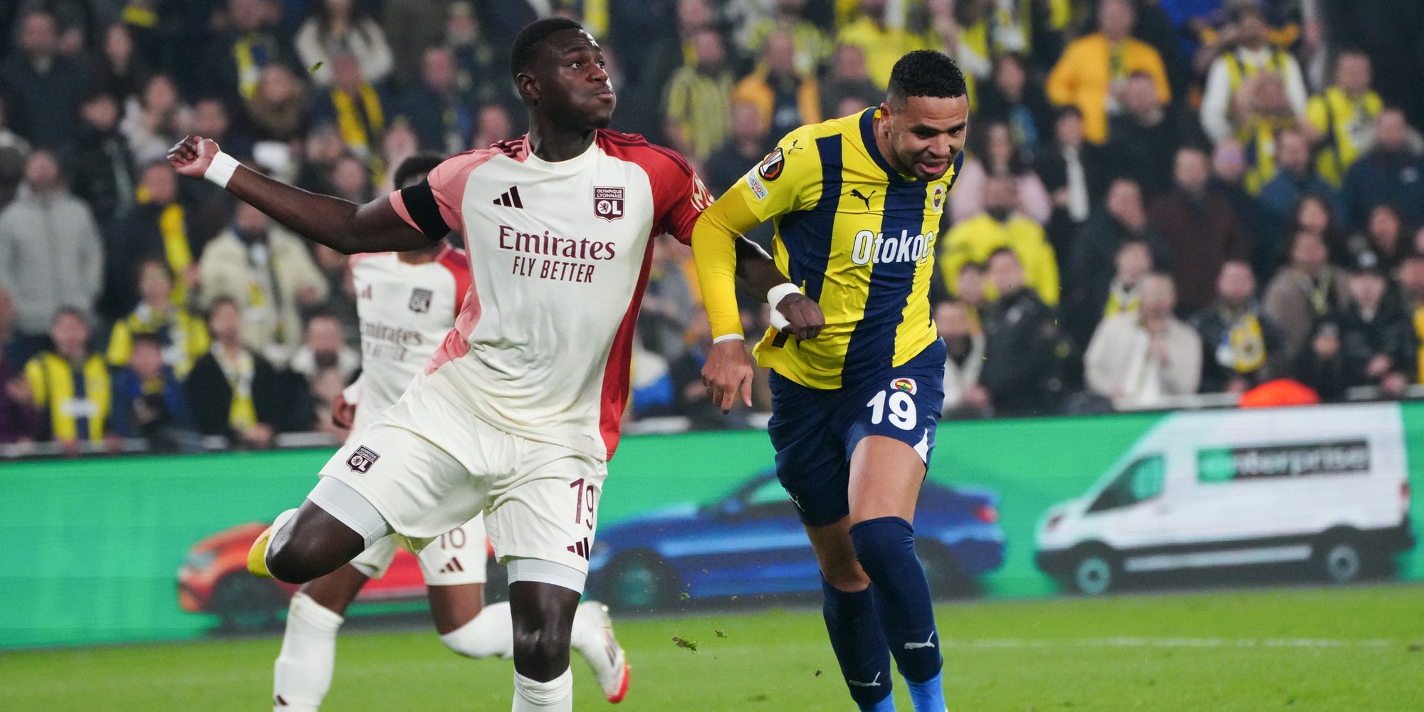Le Lyonnais Moussa Niakhaté (à gauche) à la lutte avec le joueur de Fenerbahçe Youssef En Nesyri lors du match de Ligue Europa à Istanbul, le jeudi 23 janvier.