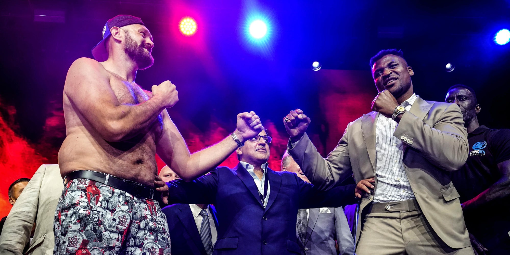 Tyson Fury face à Francis Ngannou lors d'une conférence de presse à Londres, le 7 septembre 2023.