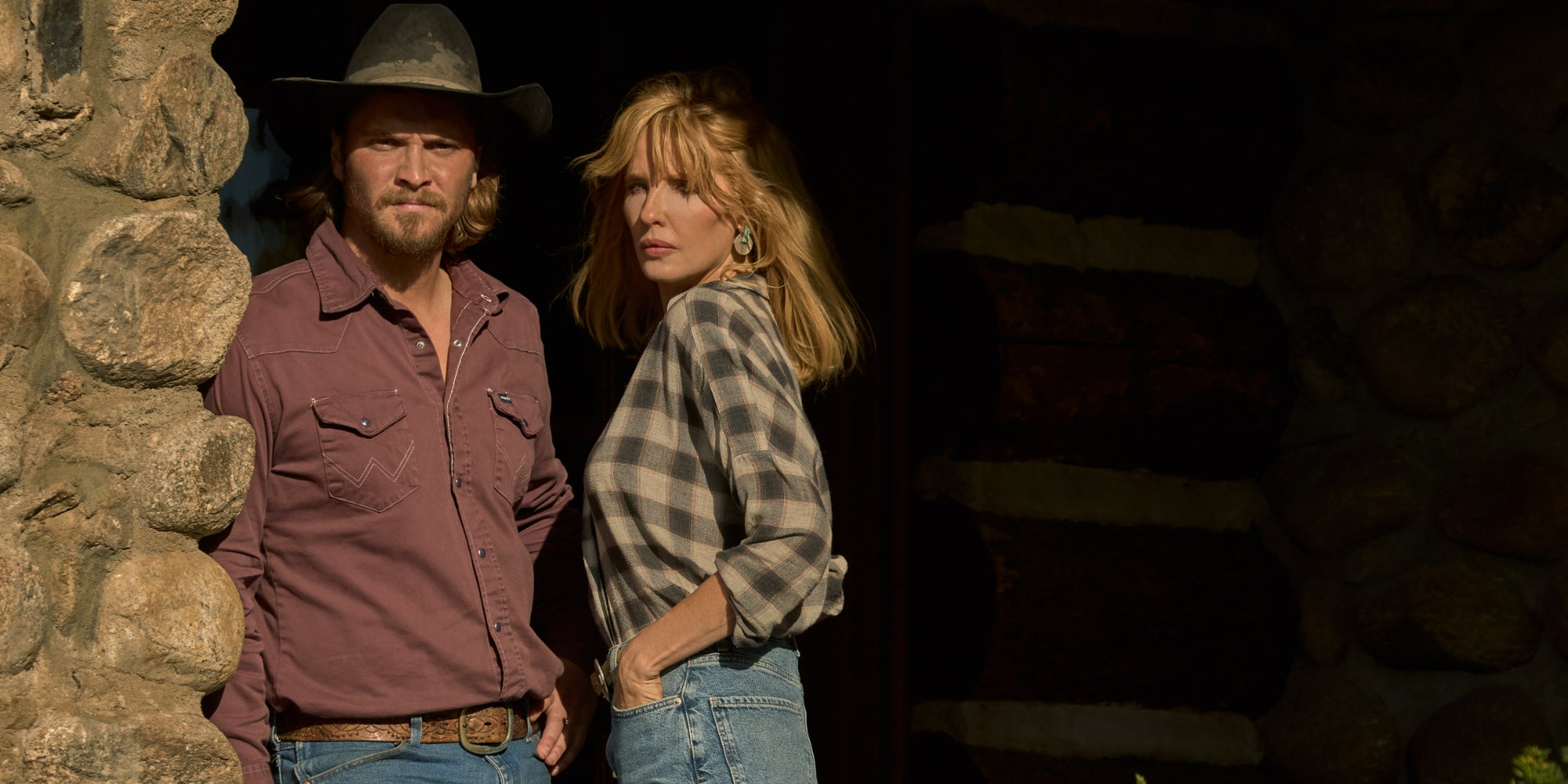Luke Grimes et Kelly Reilly dans la série ''Yellowstone''. 