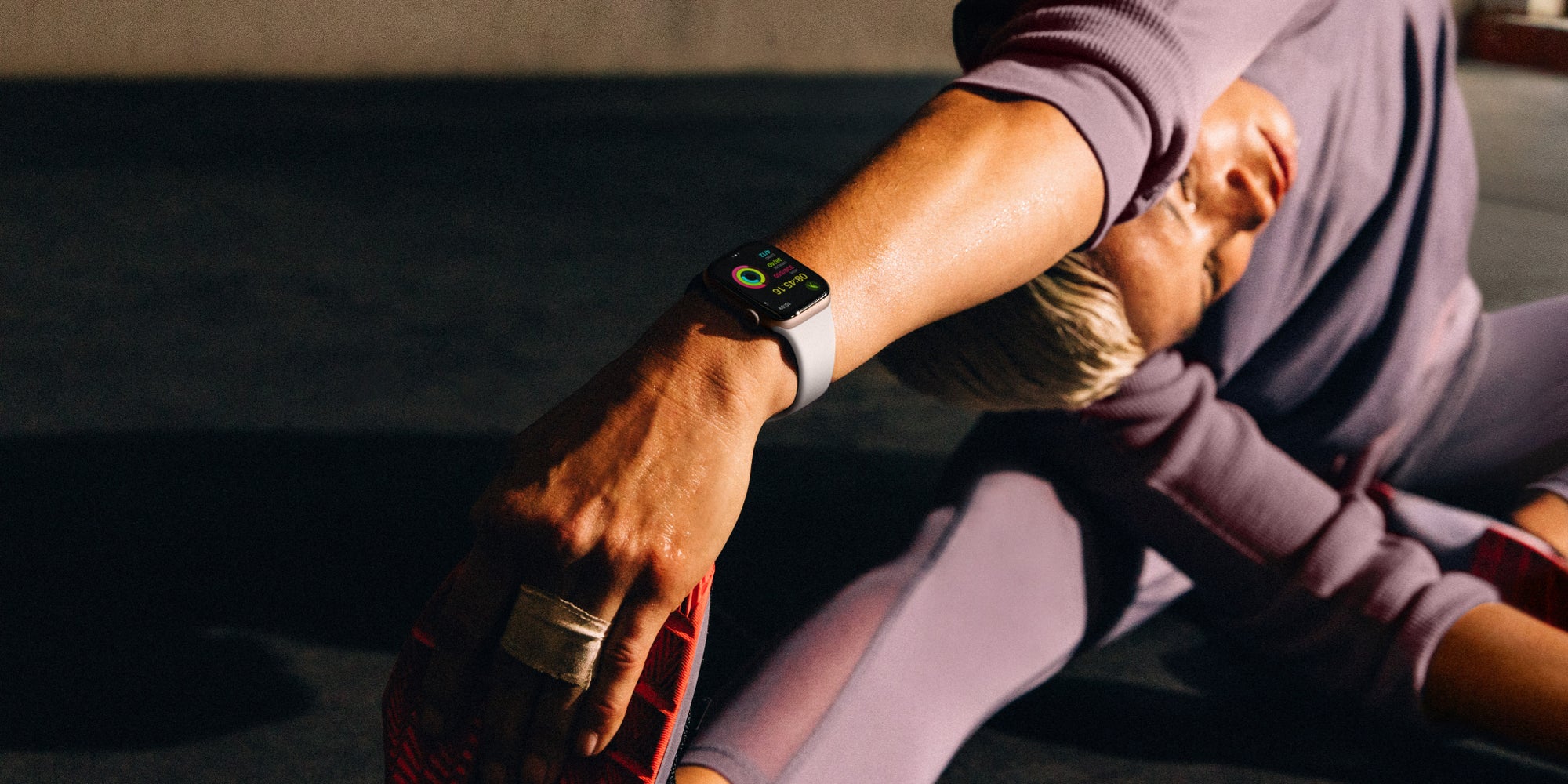 L'Apple Watch Series 10 en pleine séance d'étirements.