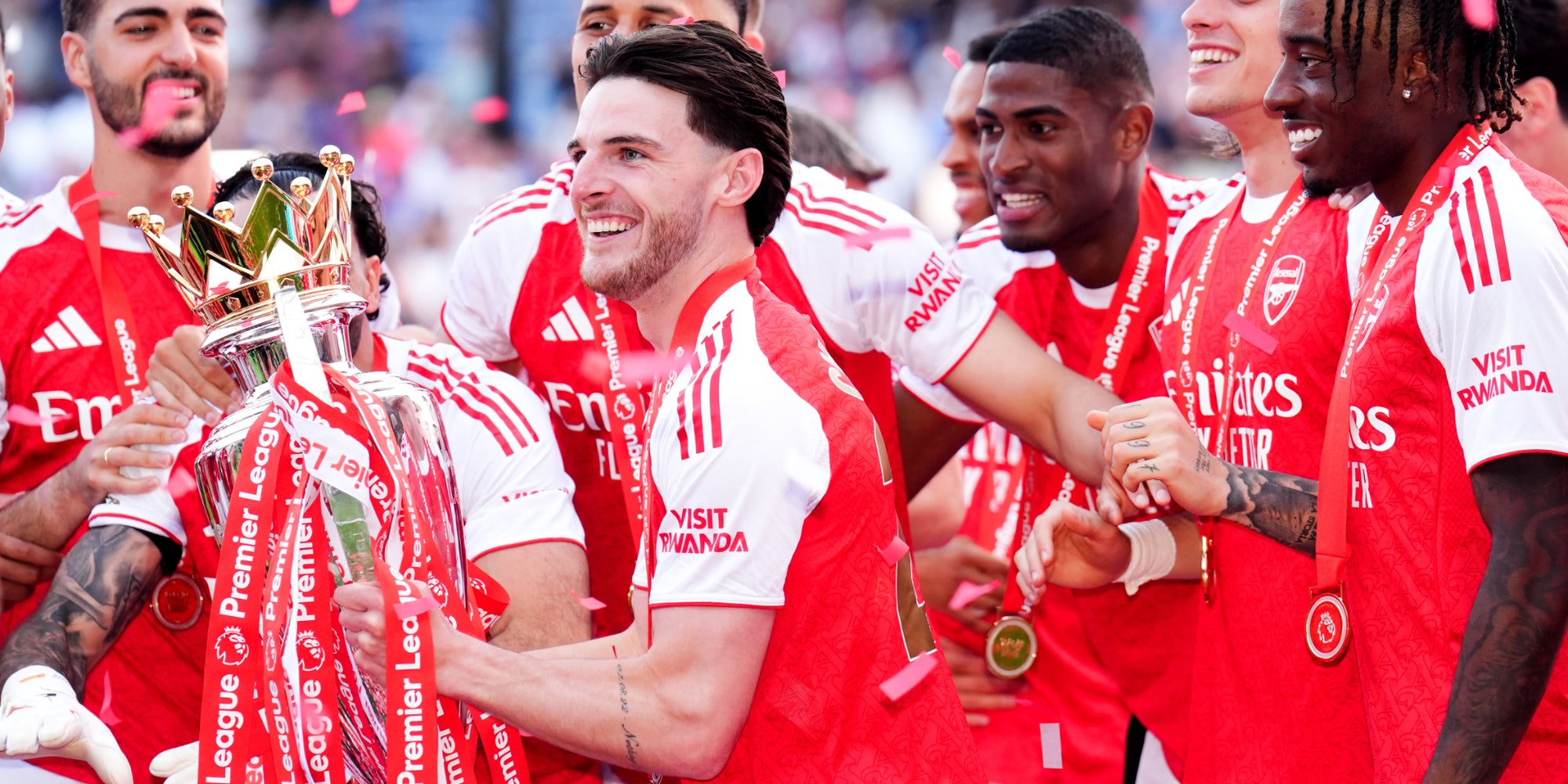 Declan Rice soulevant le trophée de Premier League à Selhurst Park (Londres), le 24 mai 2026.
