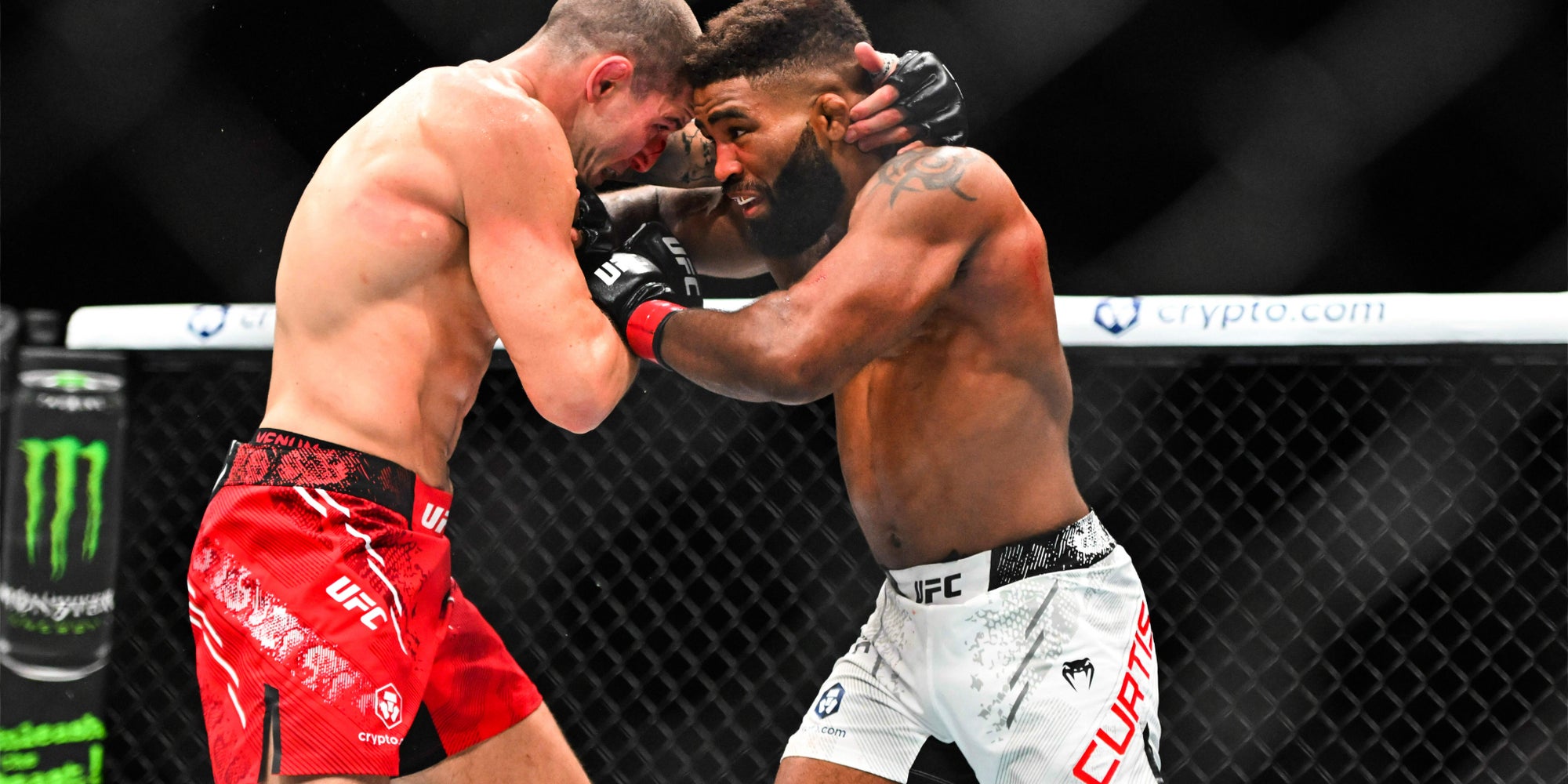 Chris Curtis (gants rouges) lors de son dernier combat face à Marc-André Barriault, le 20 janvier 2024 à la ScotiaBank Arena (Toronto).