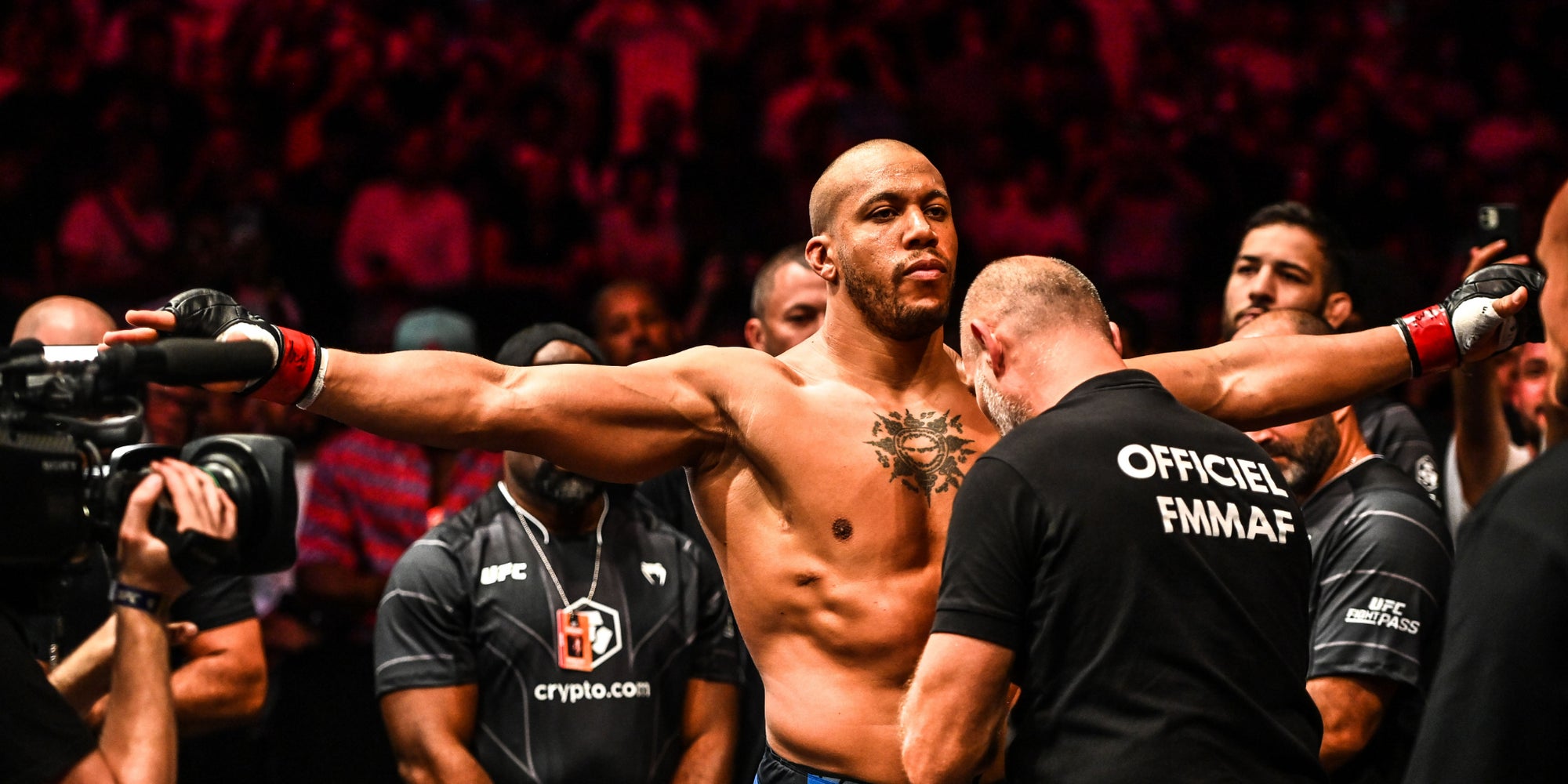 Ciryl Gane quelques secondes avant son combat contre Spivac lors de l'UFC Paris 2, le 2 septembre 2023 à l'Accor Arena de Paris-Bercy.