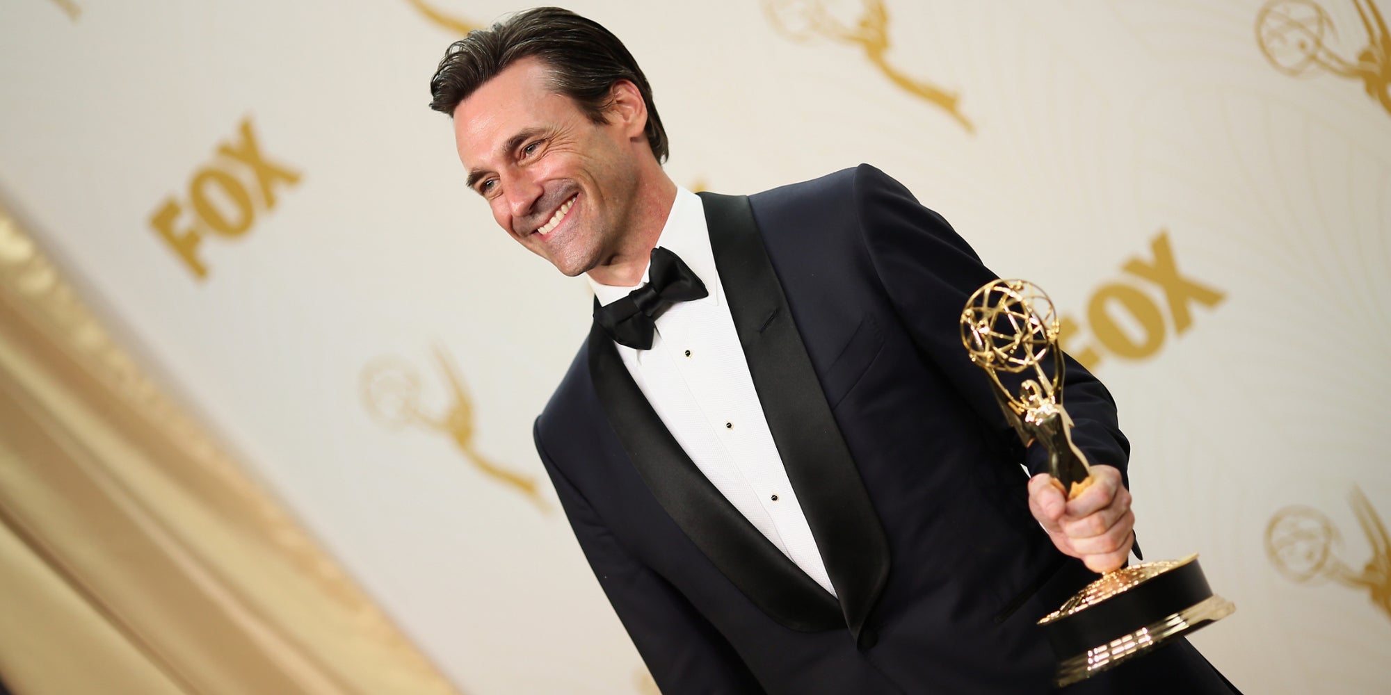 L'acteur John Hamm reçoit le prix du meilleur acteur dans une série dramatique aux Emmy Awards en 2015.