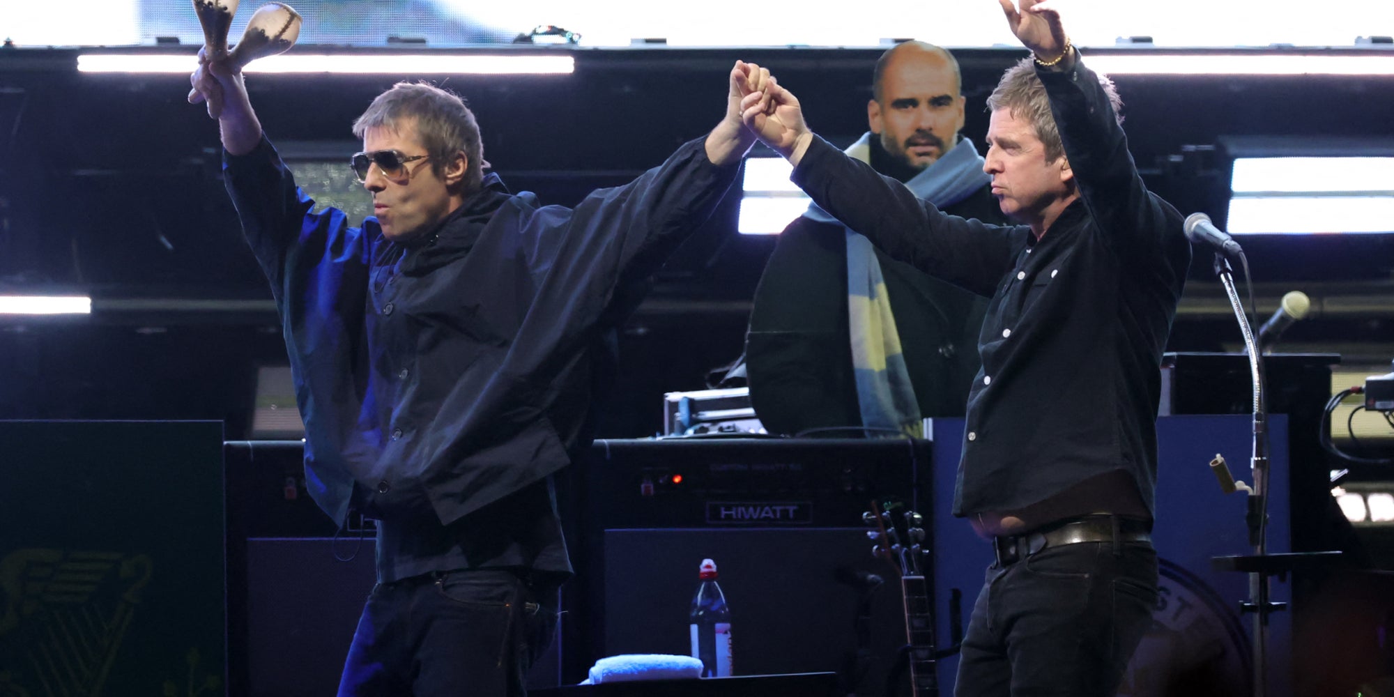 Liam Gallagher et Noel Gallagher d'Oasis sur scène lors de la tournée mondiale Oasis Live '25 au Rose Bowl Stadium le 6 septembre 2025 à Pasadena, en Californie.