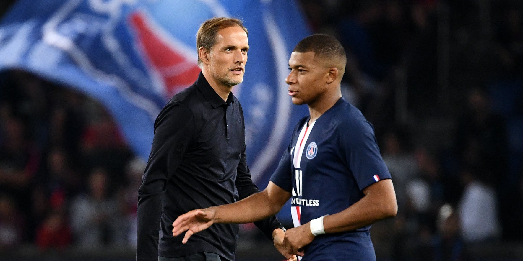 Thomas Tuchel et Kylian Mbappé se croisent lors du match du PSG face à Nîmes, le 11 août 2019