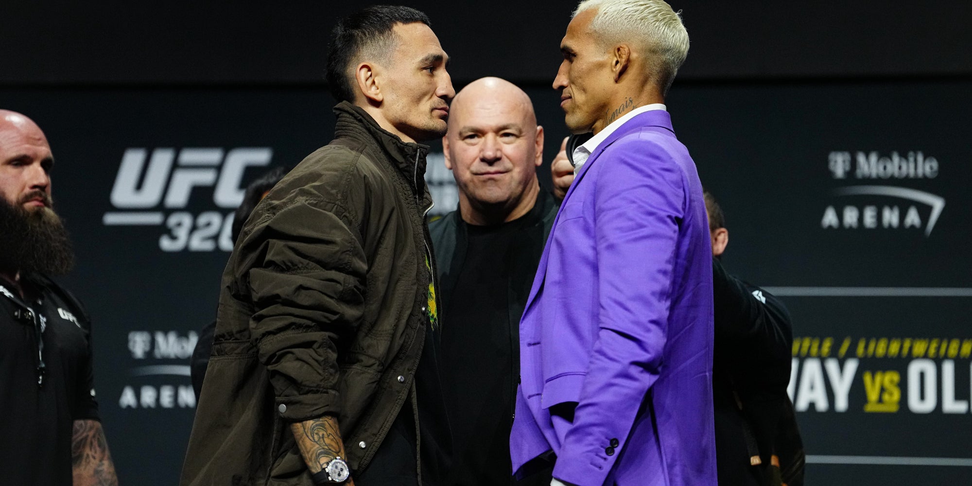 Max Holloway, Dana White et Charles Oliveira lors du face-off, le 5 mars au MGM Grand Arena de Las Vegas.