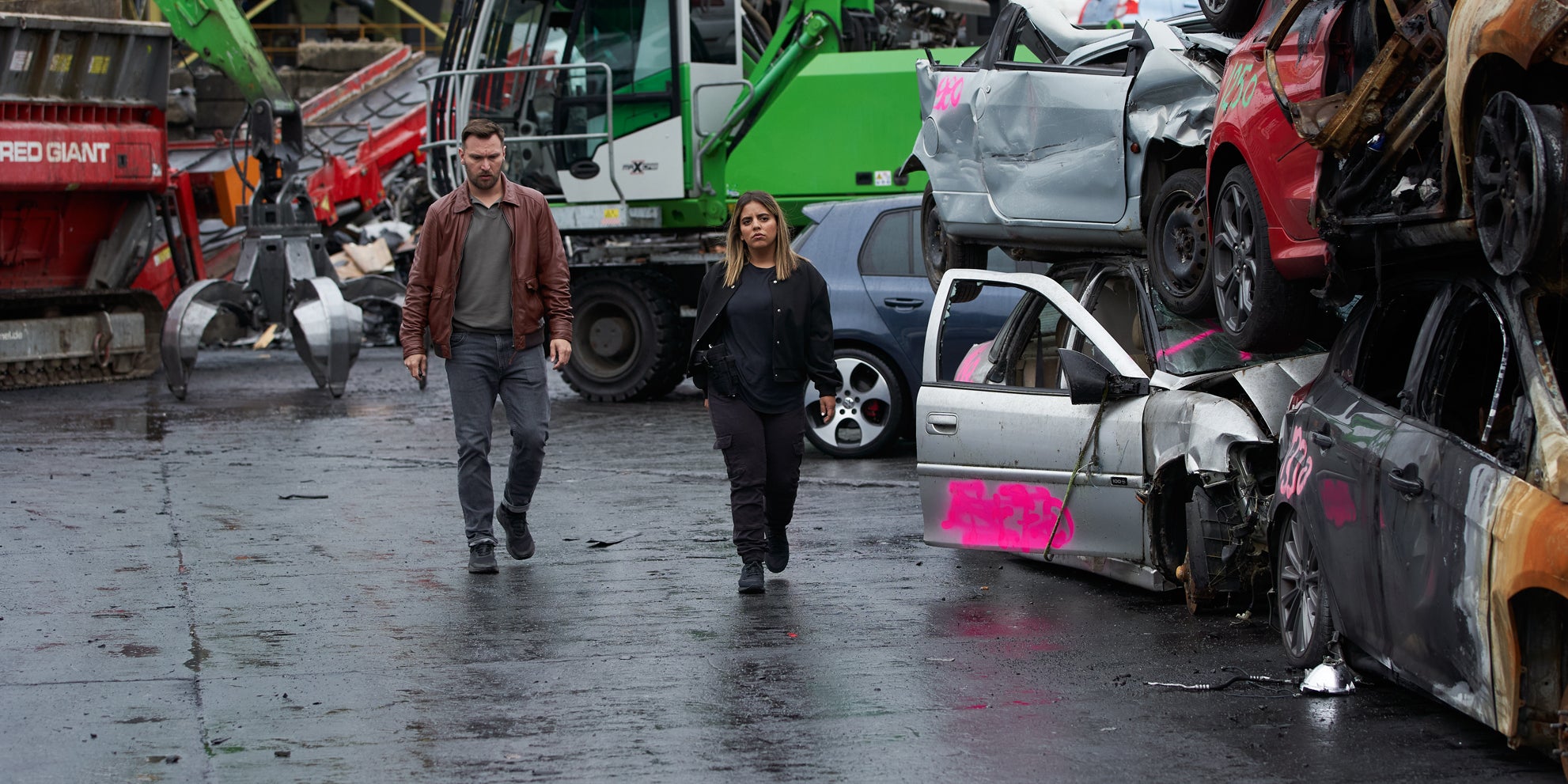 Inès Reg et Kevin Debonne dans ''Les Infaillibles'', la nouvelle comédie d'action à voir dès maintenant sur Prime Video.